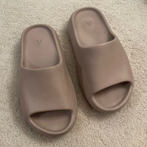 Authentic Yeezy Slides bought on GOAT size 5 but i am a size 6 and they fit